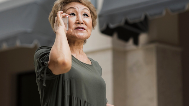 жена зборува на телефон