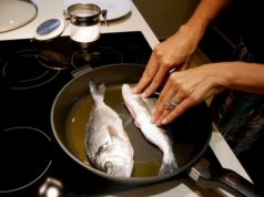 Пред пржење, извалајте ја рибата во оваа состојка, не во брашно: кората ќе и биде покрцкава, а месото внатре сочно и нема да впие ни капка масло