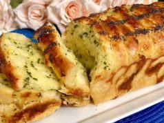 Леб со лук што се кине на слоеви: мек однатре, миризлив и готов без компликации