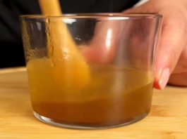 ЧУДО ОД МАСЛО…Го мазни лицето…Како да имате 20 години!