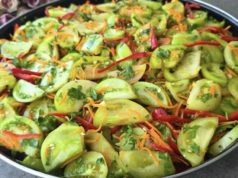 Без вода и без готвење…Прсти да излижеш! Салата од крцкави зелени домати…