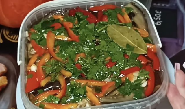 салата од модри патлиџани