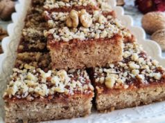 Едноставен колач со јаболка, ореви и џем, без миксер, се мери со чаша…Брз и вкусен, за секој ден…