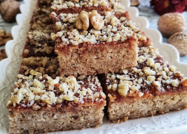 Гриз колач со јаболка и ореви