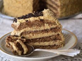 Ремек дело торта со ореви и рум…Совршена!