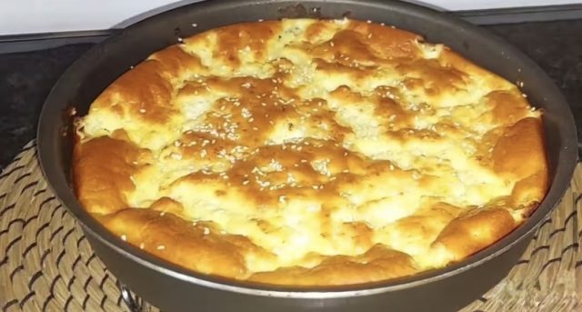 брза излиена пита со сирење
