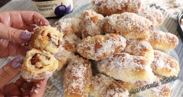 кифлички со џем и кокос