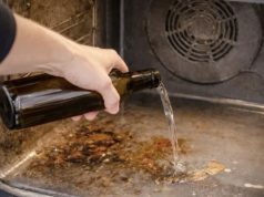 Трик што ја чисти рерната без мака…Лесно и без скапи средства, на потполно природен начин