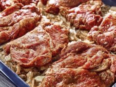 Ставете го месото врз зелката и ќе добиете највкусен ручек…Богато и сочно јадење за целото семејство!