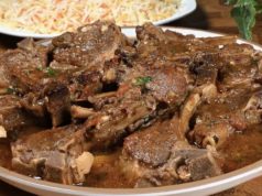 Јагнешки котлети во карамелизиран кромид – месото се распаѓа под виљушка…