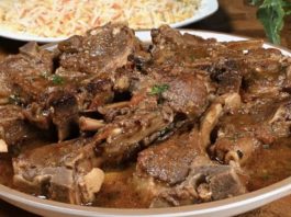 Јагнешки котлети во карамелизиран кромид – месото се распаѓа под виљушка…