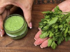 Со оваа крем-маска, на 65 години кожата изгледа како на 35 – тајната на баба ми