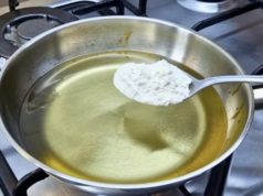 Зошто готвачите додаваат брашно во маслото кога пржат пилешко?