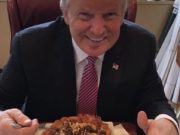 „Не знам како е жив“: Американскиот министер за здравство шокиран од исхраната на Доналд Трамп