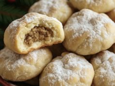 Ружички со ореви што се топат во уста – класичен домашен колач за празнична трпеза