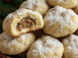 Ружички со ореви што се топат во уста – класичен домашен колач за празнична трпеза