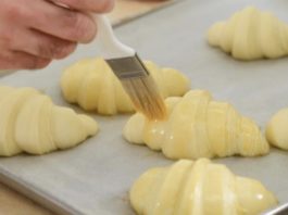 Со што е најдобро да се премачкуваат кифлите за да бидат уште помеки и посјајни? Жолчка, белка или цело јајце – еве што навистина прави разлика