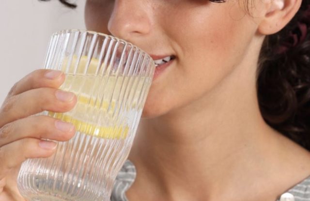 пиење лимонада