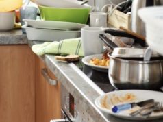 Дали чистите додека готвите или сѐ оставате за подоцна? Психолозите велат дека оваа навика открива многу повеќе отколку што мислите