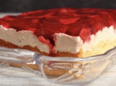 Најдобар рецепт за ЦРВЕНКАПА колач: Сочни и освежителни коцки на кои никој не може да им одолее