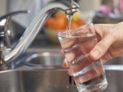 Топла вода наутро: гастроентеролог објаснува што навистина се случува во цревата