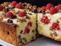 Колач за 5 минути со овошје и ореви – мек, сочен и совршен за појадок