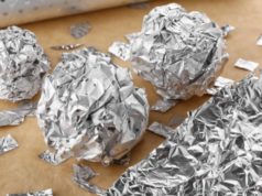 Зошто некои домаќинки ставаат алуминиумска фолија во блендер? Едноставен трик што може да ги исчисти ножевите за 20 секунди