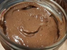 Домашна „Нутела“ од 4 состојки – кремаст чоколаден намаз што се јаде со лажица