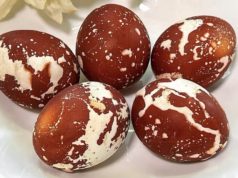 Природно бојадисување велигденски јајца со лушпи од кромид: стар трик што создава неверојатни шари