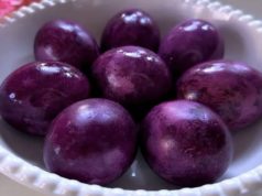 Природно бојадисани велигденски јајца со жолта и виолетова боја – без хемија, само со состојки од кујната