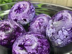 Природни велигденски јајца што изгледаат како галаксија – без хемикалии! Само 3 состојки за најубави модри и виолетови јајца!