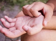 Што значи кога ќе ве почеша раката? Мит или сигнал од телото што не треба да го игнорирате