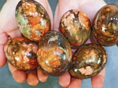 Природни мермерни велигденски јајца: техника со кромид и хибискус што освојува