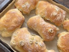 Брзо лепче со маслинки и путер со лук – крцкаво однадвор, меко однатре (готово за 1 час)