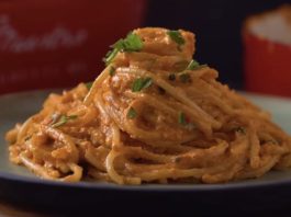 Посна паста со печена пиперка: Кремаст и здрав рецепт готов за 30 минути посни шпагети во кремаст сос од печени пиперки