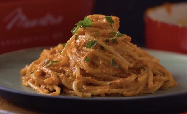 посни шпагети посни шпагети во кремаст сос од печени пиперки