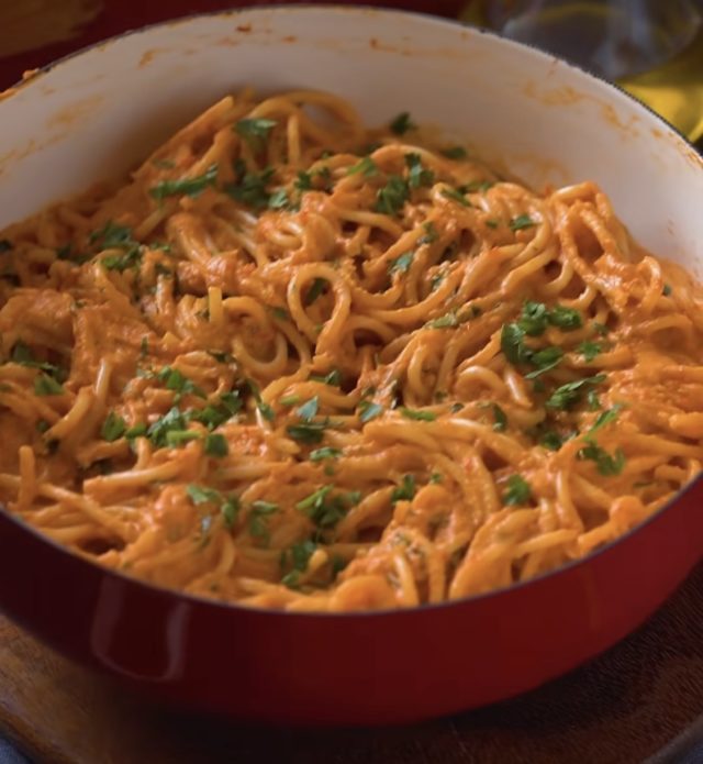 посни шпагети во сос од печена пиперка