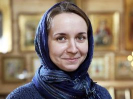 жена со шамија, скриена насмевка