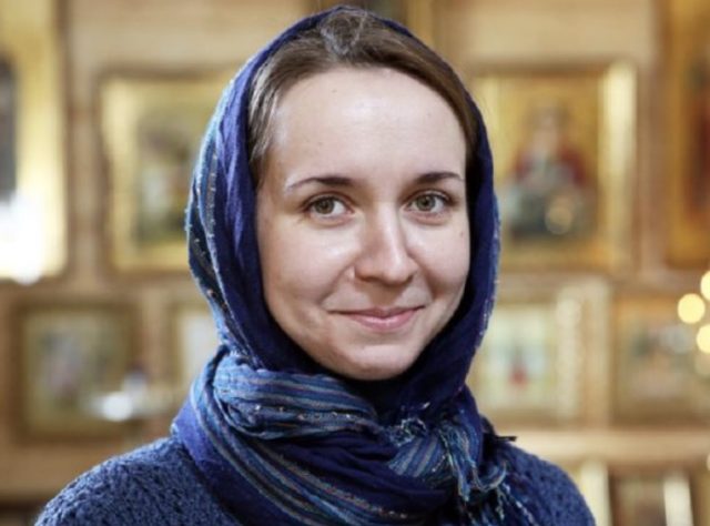 жена со шамија жена со шамија, скриена насмевка