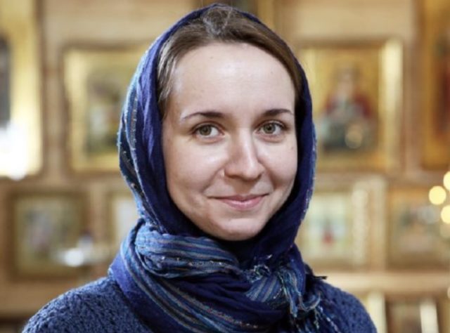 жена со шамија, скриена насмевка