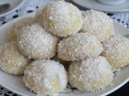 старински кокос колачи потопени во сируп