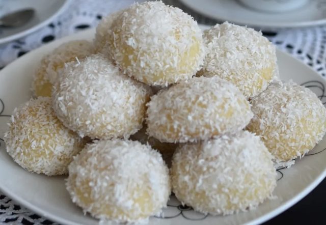 кокос колачи старински кокос колачи потопени во сируп