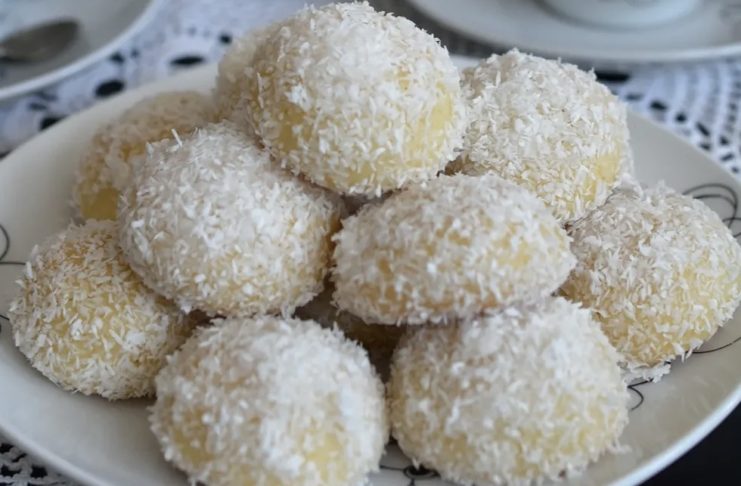 старински кокос колачи потопени во сируп