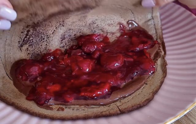 посни чоколадни палачинки со овошен фил