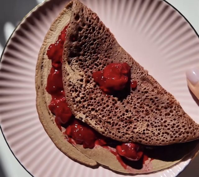 посни чоколадни палачинки со овошен фил