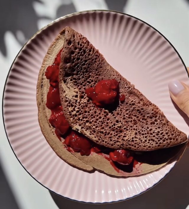 посни чоколадни палачинки со овошен фил