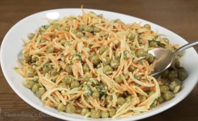 Брза салата со морков и кашкавал