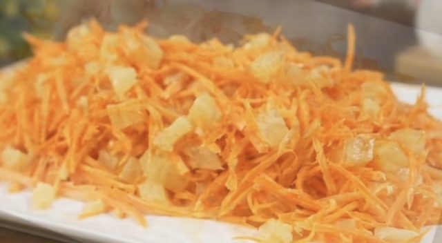 Освежителна салата со морков и ананас