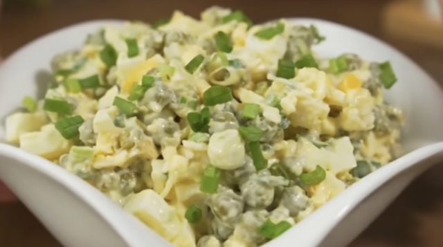 Класична салата со грашок и јајца