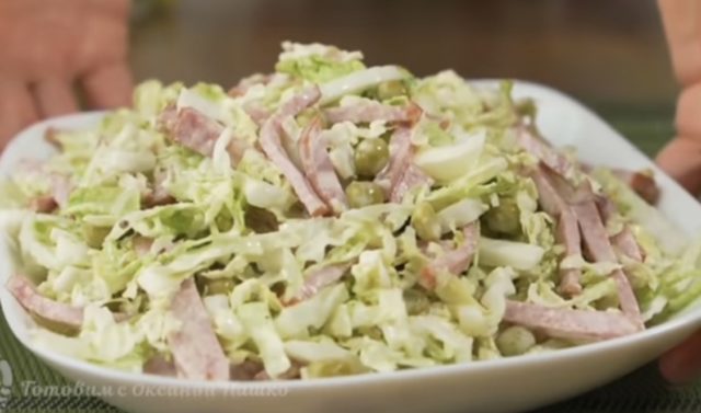 Велигденска салата „Днестар“ со зелка и колбас